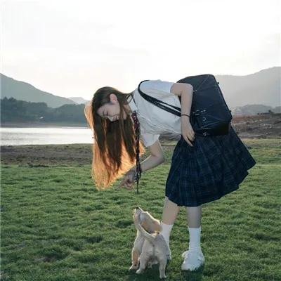 和红色中国人看电视